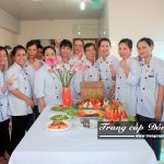 Sinh viên lớp Trung cấp Nấu ăn chụp ảnh tập thể sau buổi thi Tốt nghiệp trường Trung cấp Đông Đô